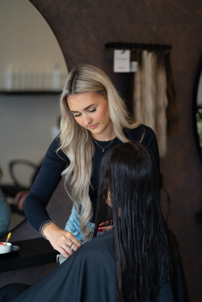 Een klant die geknipt wordt door Mila van Mi L'Hair in Goes.
